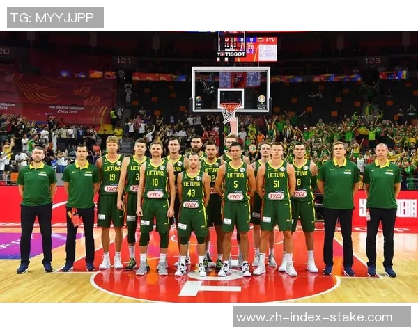 中国男篮迎战立陶宛队全力争胜展现实力与团队精神